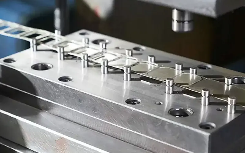 スタンピングに使用される機器は何ですか？