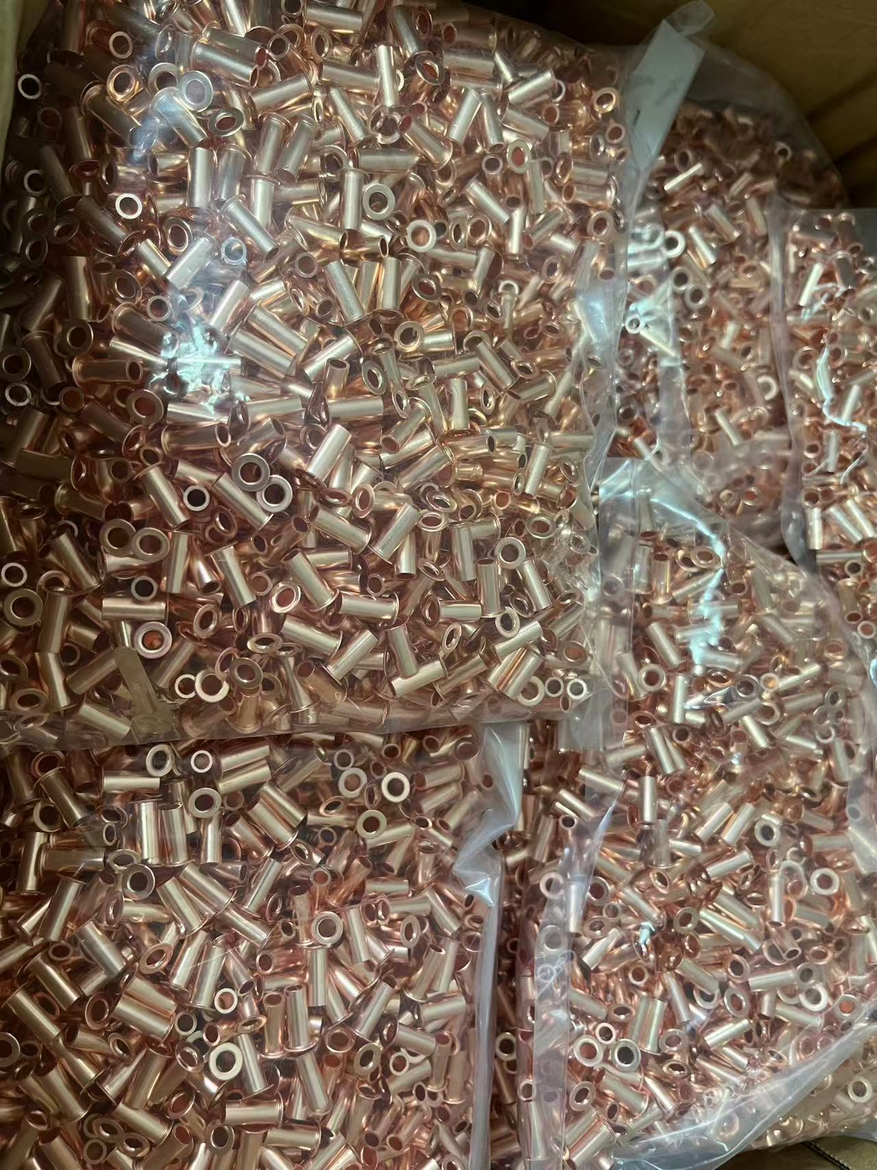 Nuote Metals が DIN 7340 A 銅管状リベットをハンガリーに出荷 - 少量バッチ、完全精度